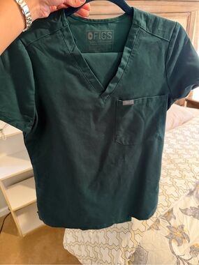 Figs Men’s Dark Green V-Neck Scrub Top